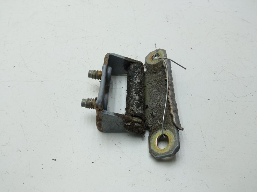 петля крышки багажника Nissan Primera P11 2000, серый, хетчбэк 5 дв.