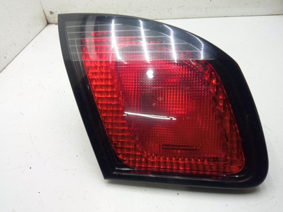 фонарь крышки багажника левый Nissan Primera P11 2000, 1.8 л., бензин, МКПП, серый, хетчбэк 5 дв., 265559F610 - фото №1