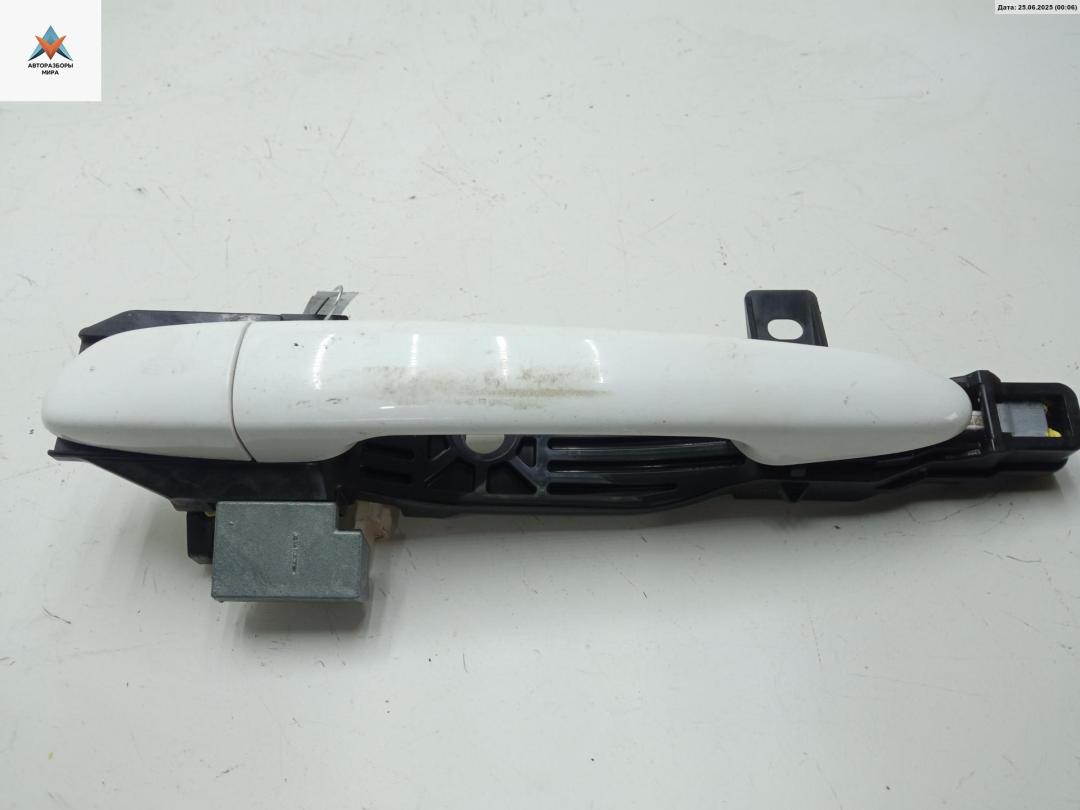 ручка наружная задняя левая Mazda 2 DE 2008, 1.3 л., бензин, МКПП, белый, хетчбэк 5 дв. - фото №1