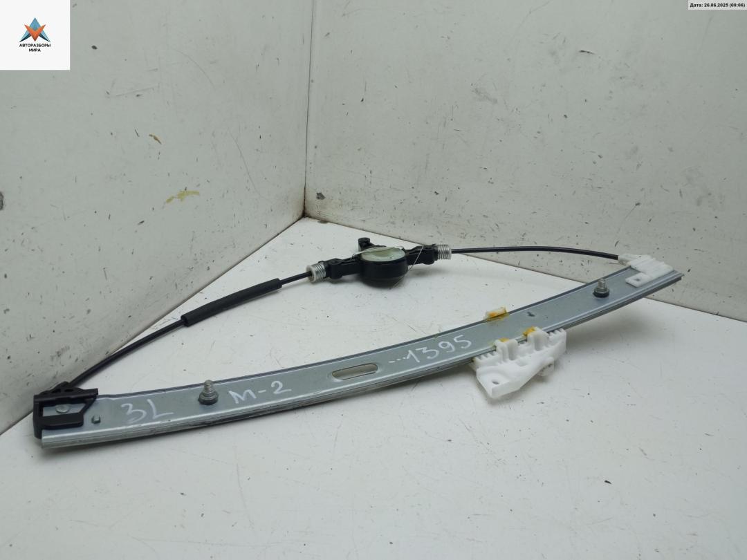 стеклоподъемник электрический задний левый Mazda 2 DE 2008, 1.3 л., бензин, МКПП, белый, хетчбэк 5 дв. - фото №1