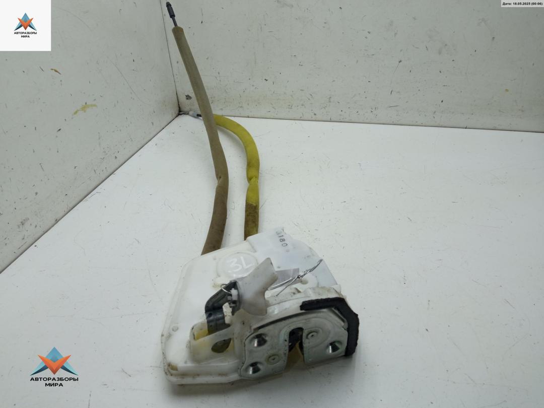 замок двери задней левой Mazda 2 DE 2008, 1.3 л., бензин, МКПП, белый, хетчбэк 5 дв. - фото №1