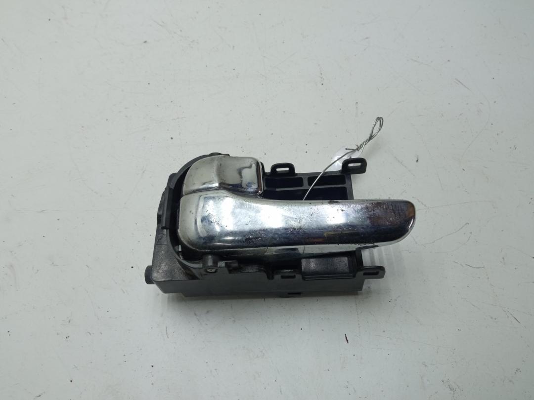 ручка внутренняя задняя левая Nissan Primera P11 2000, 1.6 л., бензин, МКПП, серый, хетчбэк 5 дв. - фото №1