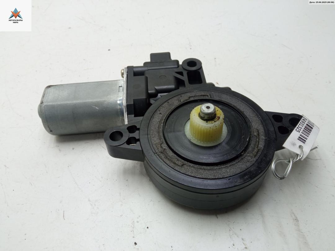 моторчик стеклоподъемника передний правый Mazda 2 DE 2008, 1.3 л., бензин, МКПП, белый, хетчбэк 5 дв. - фото №1