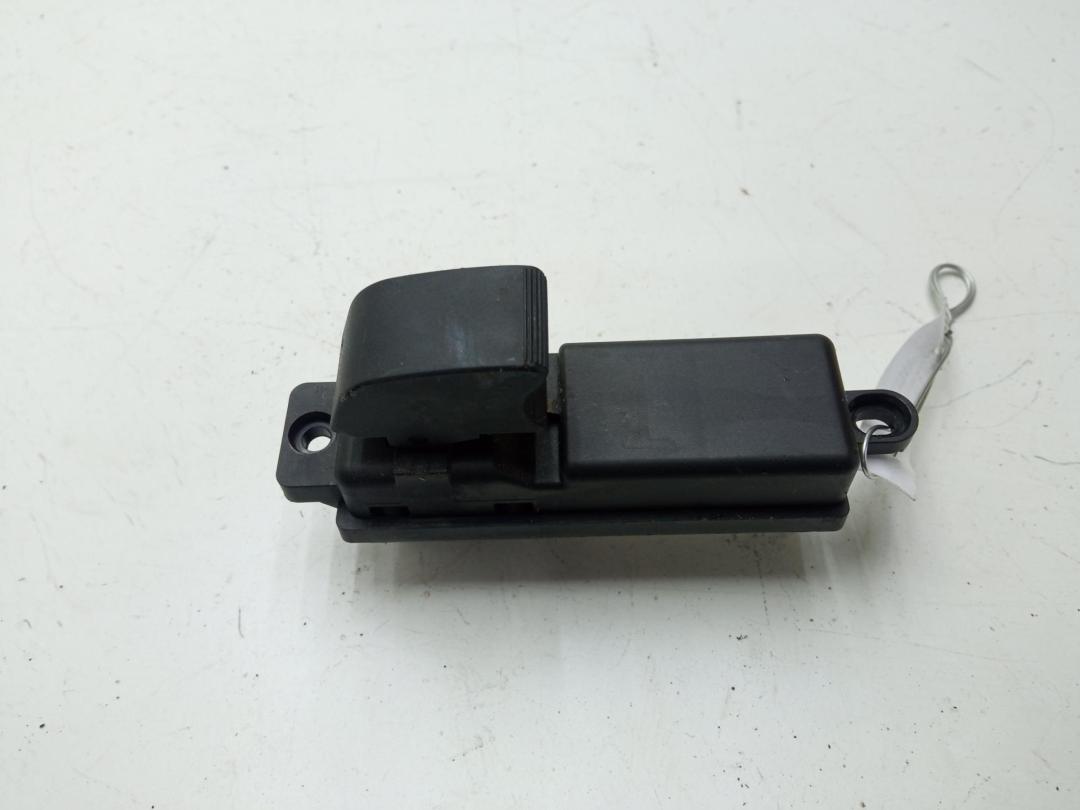 кнопка стеклоподъемника заднего левого Mazda 2 2008, 1.3 л., бензин, МКПП, белый, хетчбэк 5 дв., D65166370