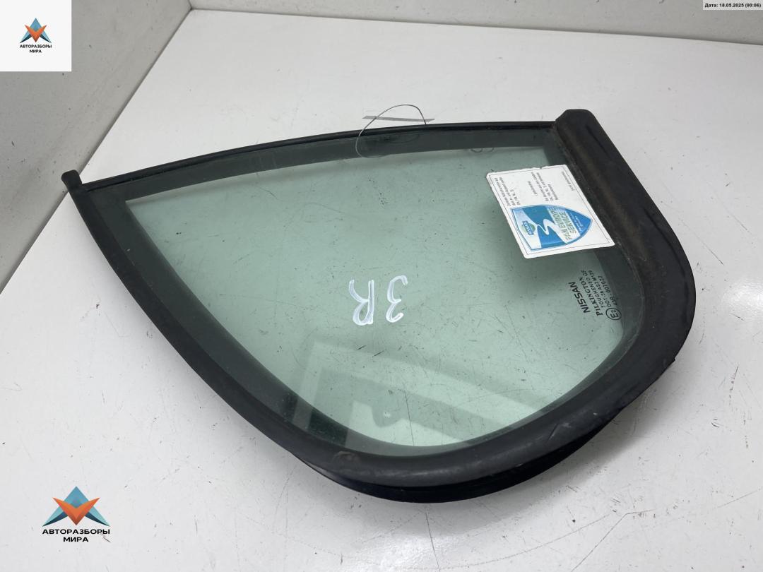 форточка задняя правая Nissan Primera P11 2000, 2.0 л., бензин, МКПП, синий, хетчбэк 5 дв., 822722F000 - фото №1