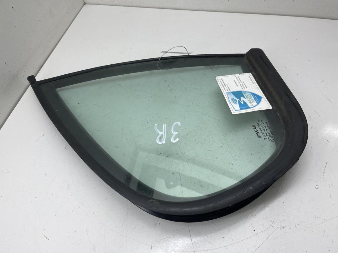 форточка задняя правая Nissan Primera P11 2000, 2.0 л., бензин, МКПП, синий, хетчбэк 5 дв., 822722F000 - фото №1