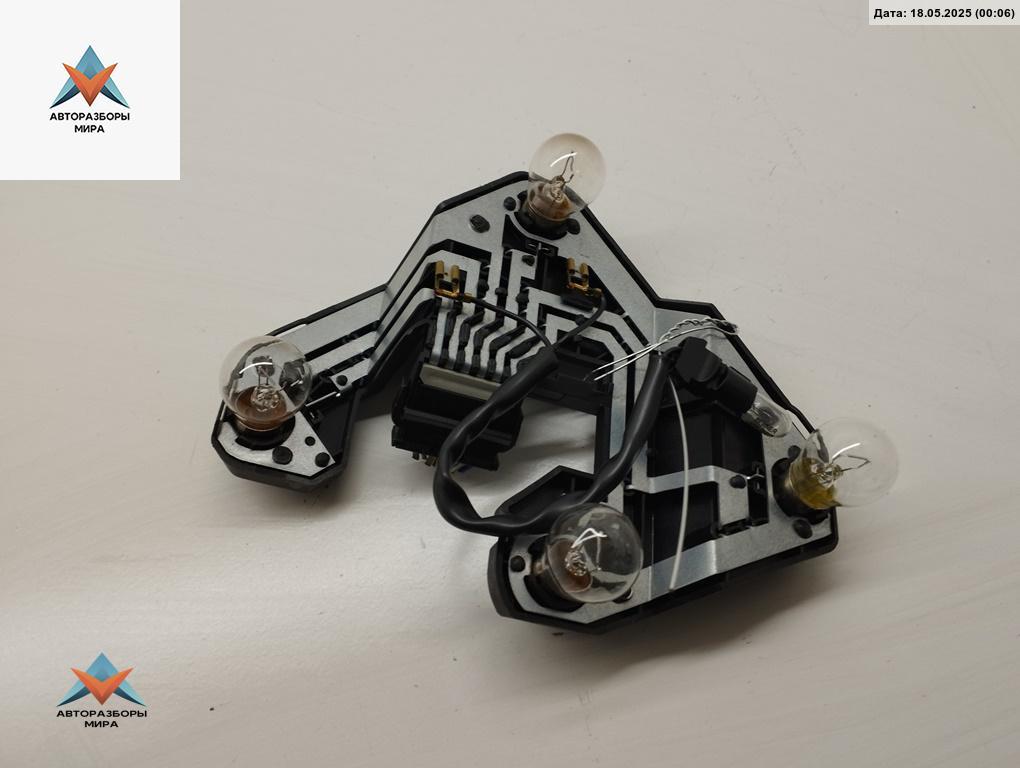 панель заднего левого фонаря Audi A4 B5 1995, 1.6 л., бензин, МКПП, красный, седан, PY21W - фото №1