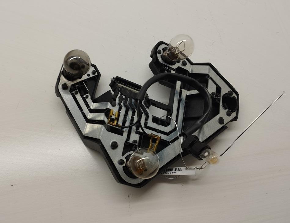 Плата фонаря заднего правого Audi A4 B5 1995, 1.6 л., бензин, МКПП, красный, седан, P21W - фото №1