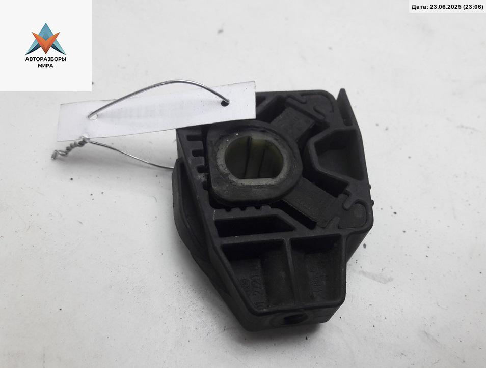 кронштейн радиатора Volkswagen Golf 4 поколение 1999, 1.6 л., бензин, МКПП, зелёный, хетчбэк 3 дв., 1J0806155 - фото №1