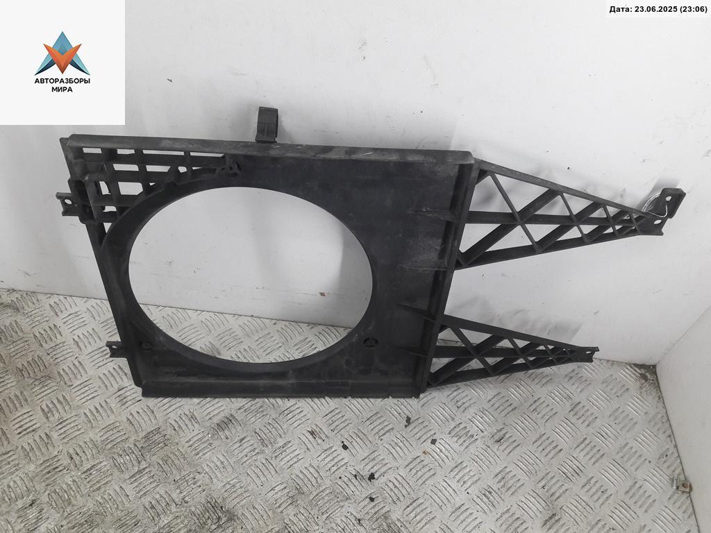 диффузор вентилятора Volkswagen Golf 4 поколение 1999, 1.6 л., бензин, МКПП, зелёный, хетчбэк 3 дв. - фото №1