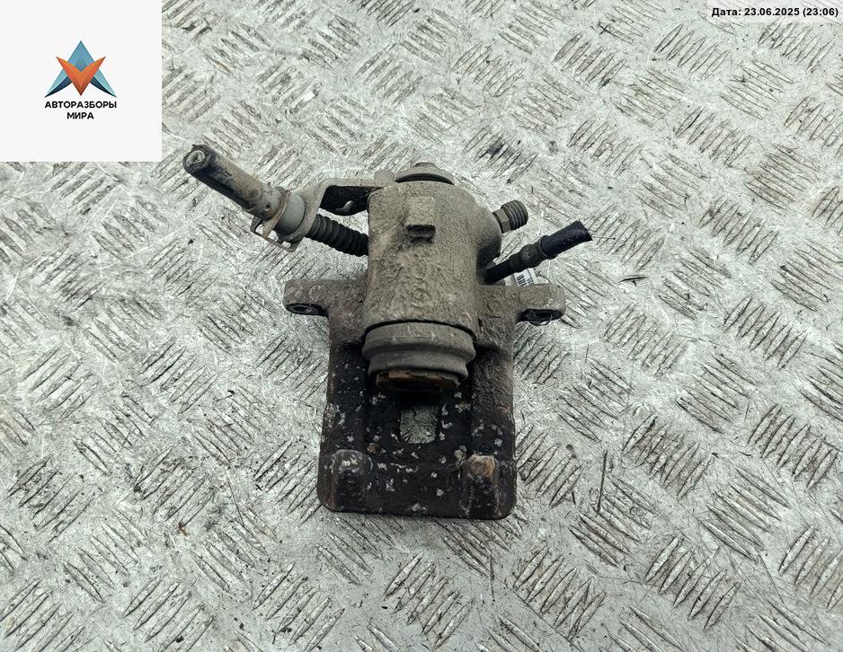 суппорт задний левый Volkswagen Golf 4 поколение 1999, 1.6 л., бензин, МКПП, зелёный, хетчбэк 3 дв. - фото №1