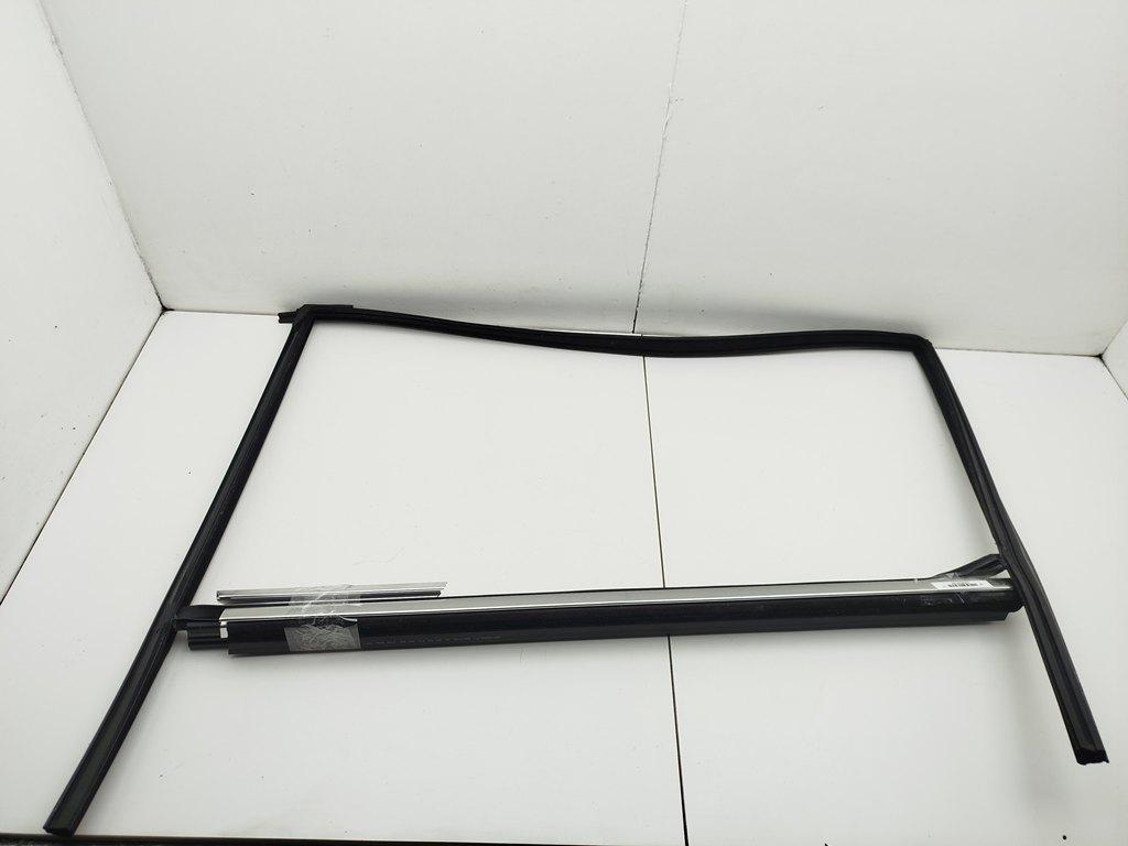 уплотнитель двери BMW 7 F01/F02 2012, 3.0 л., гибрид, АКПП, серый, седан, 51357179130
