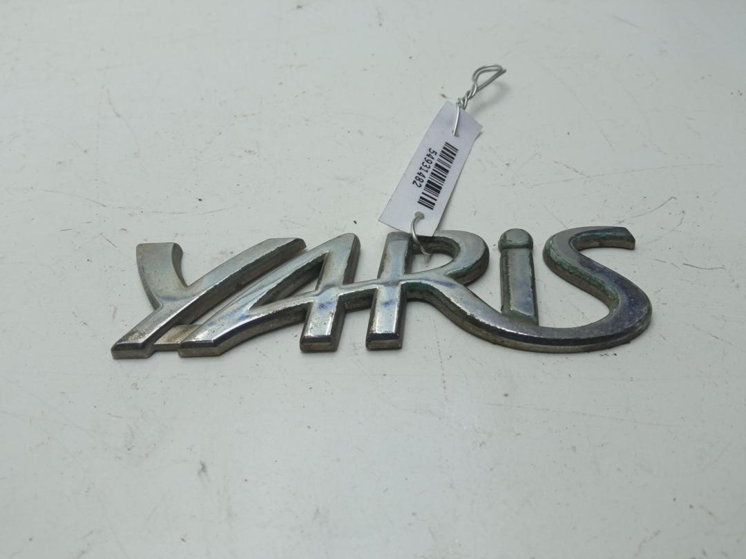 эмблема Toyota Yaris 2005, 1.4 л., дизель, МКПП, синий, хетчбэк 5 дв.