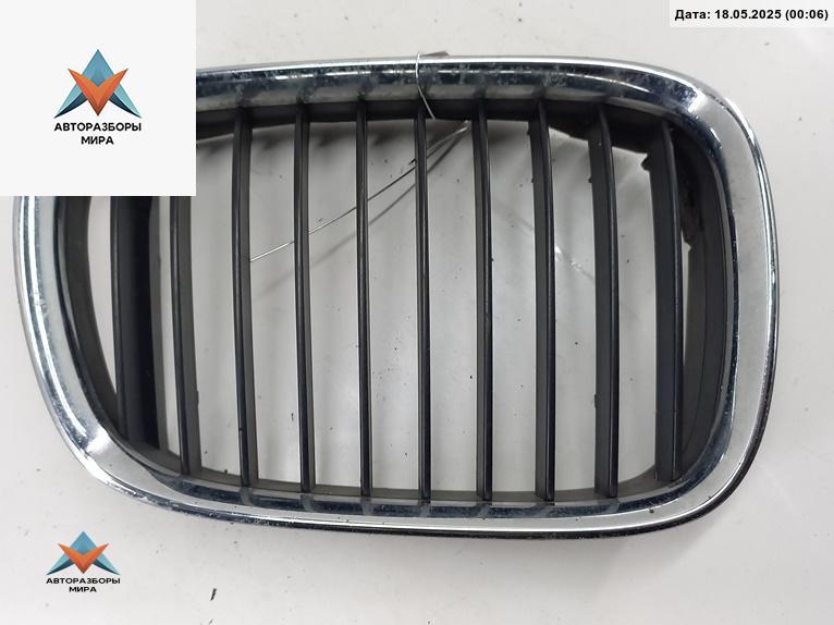 решетка радиатора BMW 5 серия E39 1996, красный, седан, 8159312 - фото №1