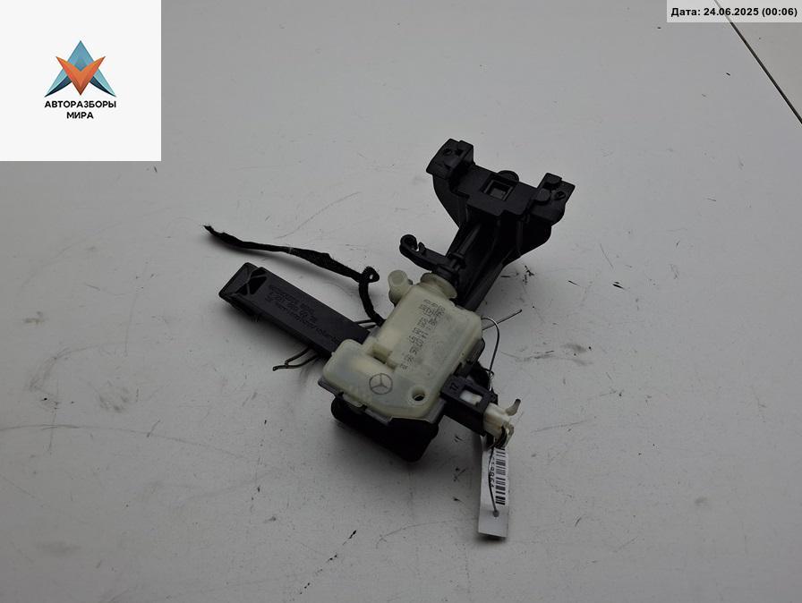 замок лючка топливного бака Mercedes-Benz R-Класс W251 2008, 3.5 л., бензин, АКПП, серый, минивэн, 2518200197 - фото №1