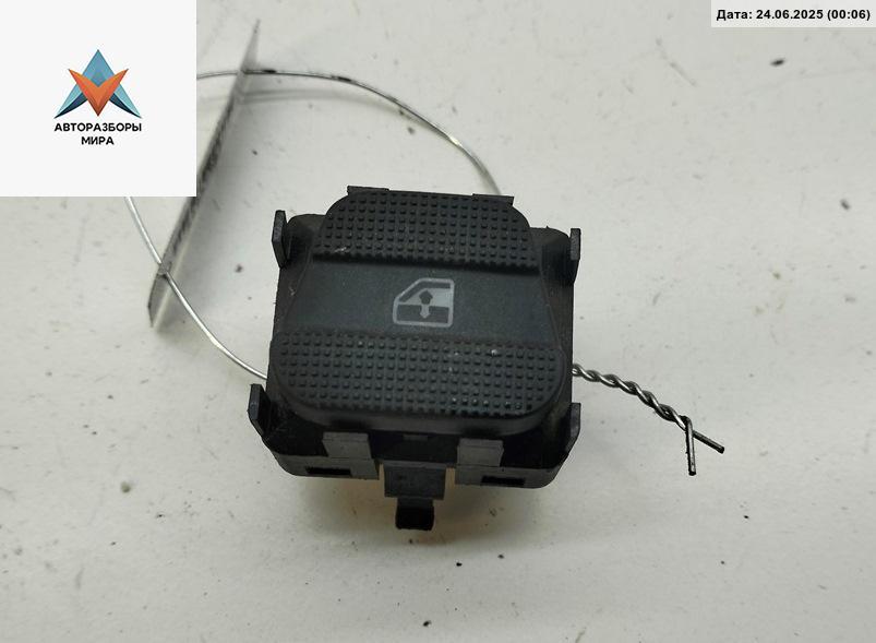 кнопка стеклоподъемника переднего правого Volkswagen Golf 3 поколение 1996, 1.6 л., бензин, МКПП, синий, хетчбэк 5 дв., 1H0959855C - фото №1