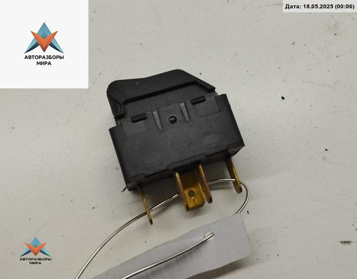 кнопка стеклоподъемника переднего левого Audi A4 B5 1995, 1.8 л., бензин, МКПП, красный, универсал, 4D0959885 - фото №1