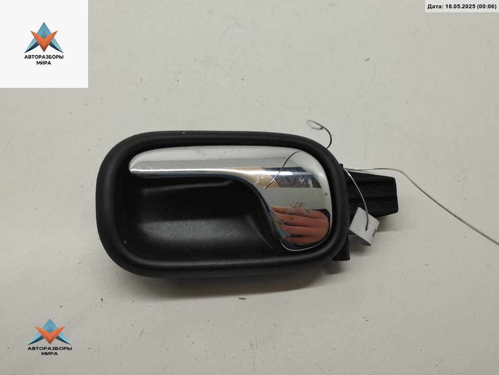 ручка внутренняя задняя левая Audi A4 B5 1995, 1.8 л., бензин, МКПП, красный, универсал, 8D0839019 - фото №1