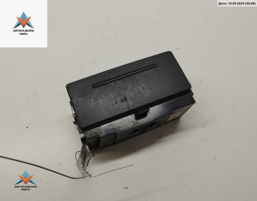 пепельница Audi A6 4B/C5 2000, 2.5 л., дизель, МКПП, чёрный, универсал, 4B0857406 - фото №1