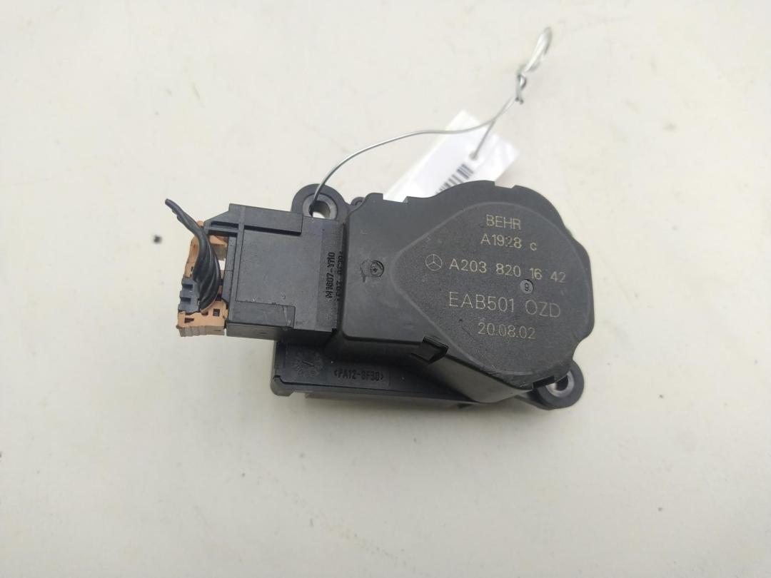 моторчик заслонки печки Mercedes-Benz E-Класс W211/S211 2002, 2.2 л., дизель, АКПП, жёлтый, седан, 2038201642 - фото №1