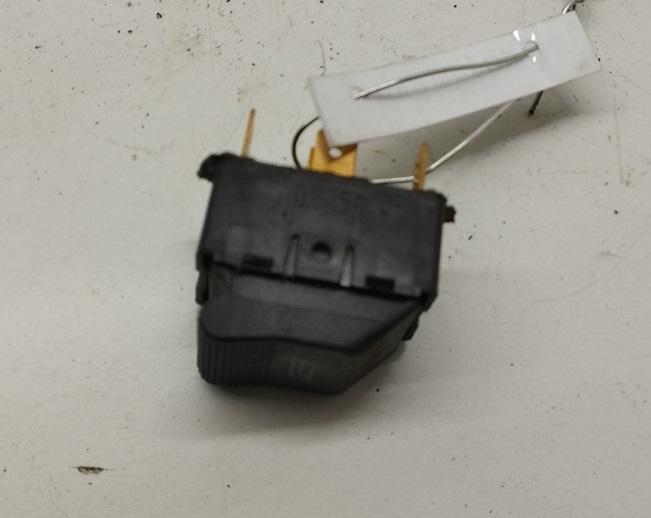 кнопка стеклоподъемника переднего левого Audi A4 B5 1995, 1.8 л., бензин, МКПП, красный, универсал, 4D0959885