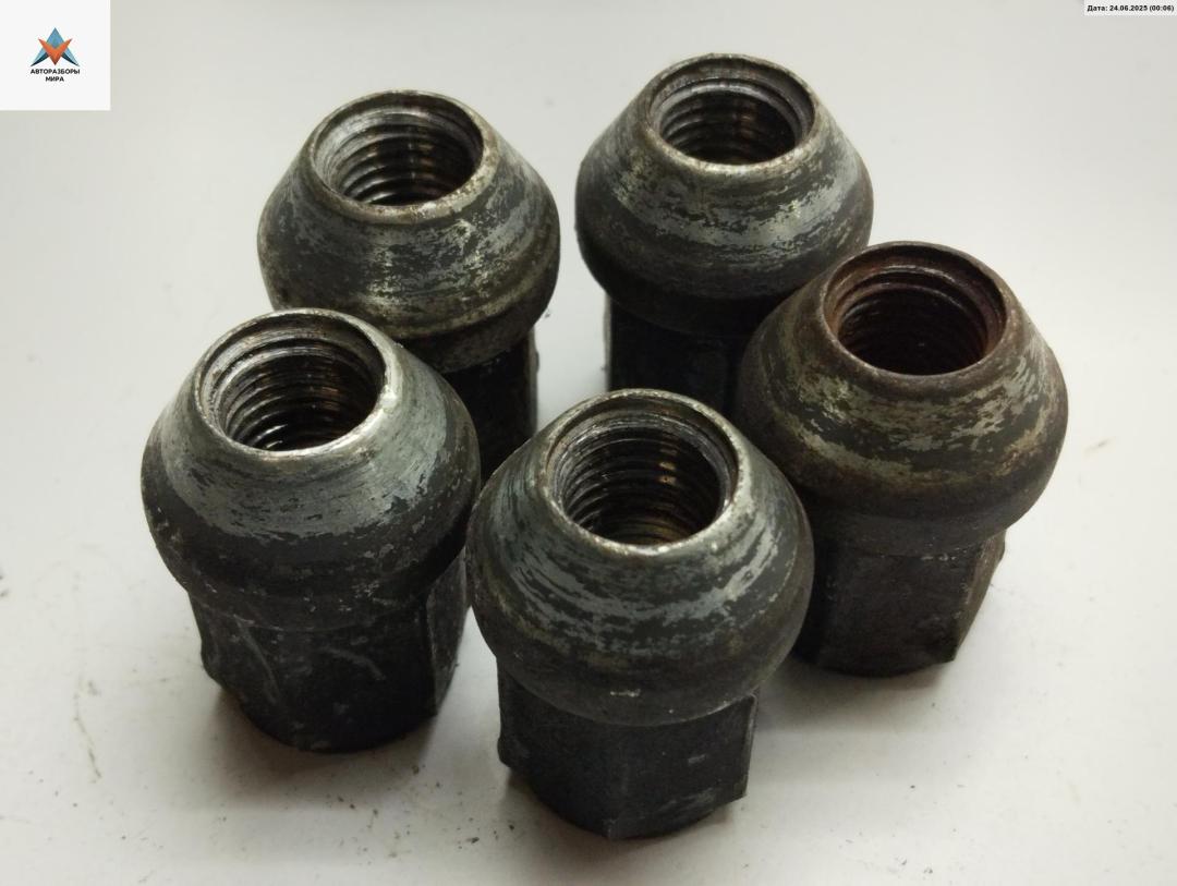 болт колесный Ford Focus 2 поколение 2005, 1.6 л., дизель, МКПП, серый, универсал - фото №1