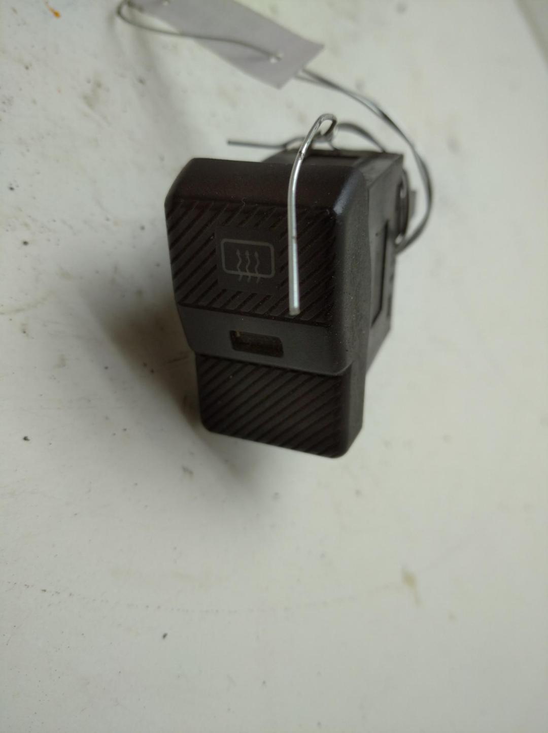 кнопка обогрева заднего стекла Volkswagen Transporter T4 1992, 2.4 л., дизель, МКПП, белый, микроавтобус, 701959621