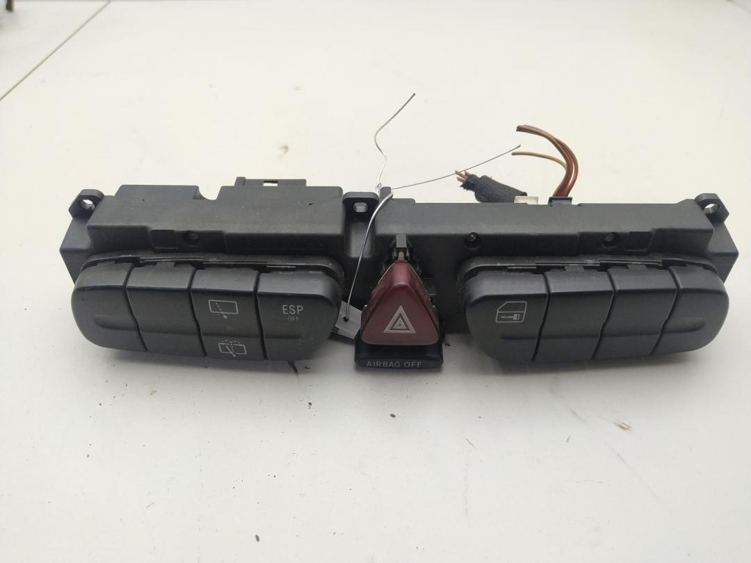 кнопка аварийной сигнализации Mercedes-Benz C W203 2001, 2.2 л., дизель, АКПП, серый, универсал, 2038218258