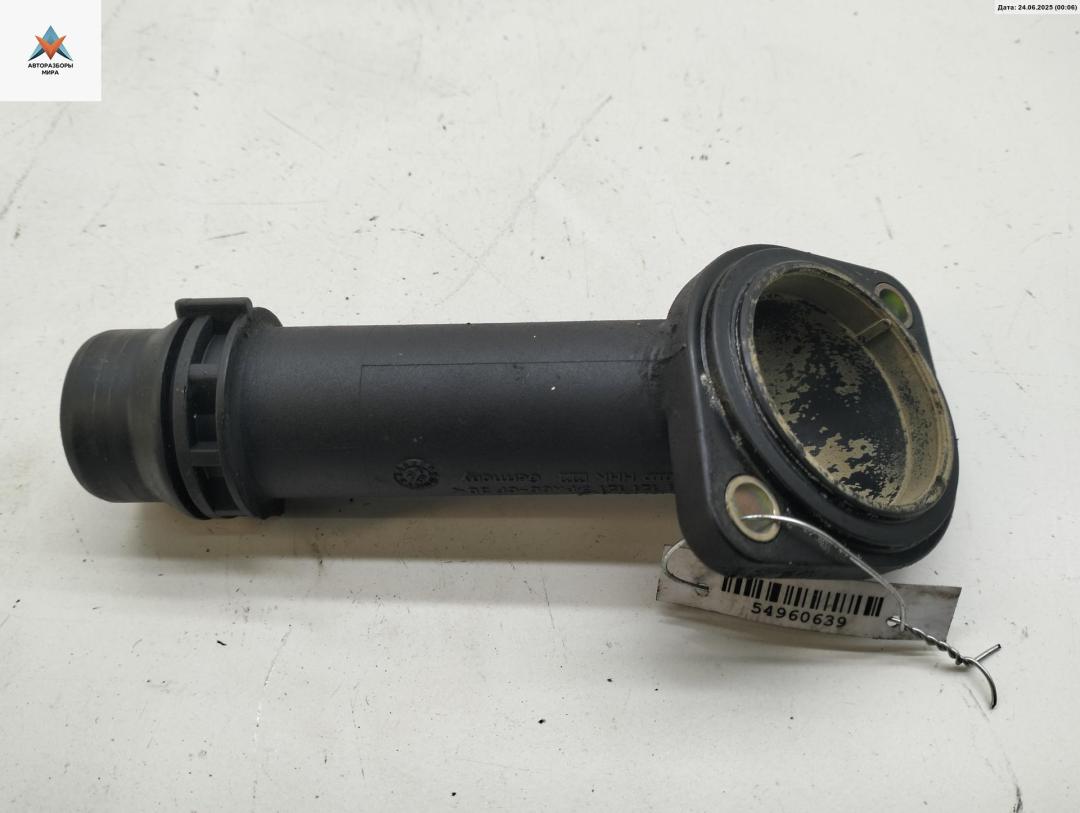 корпус термостата Volkswagen Passat B5 1998, 1.6 л., бензин, МКПП, красный, универсал, 06B121121 - фото №1