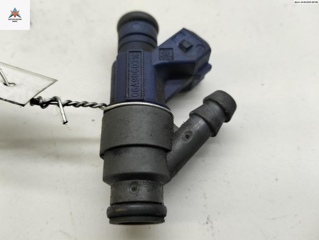 форсунка Volkswagen Golf 4 поколение 2000, 2.0 л., бензин, МКПП, чёрный, универсал, 06A906031C - фото №1