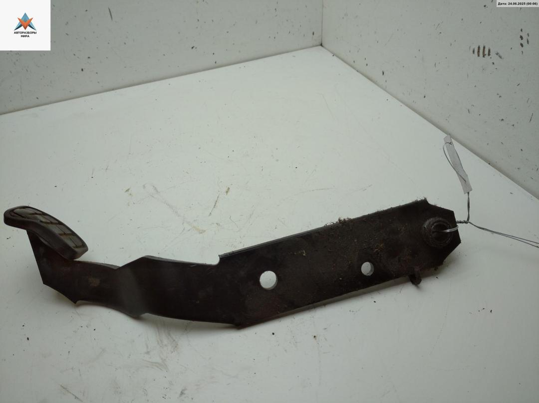 педаль тормоза Volkswagen Transporter T4 1992, 2.4 л., дизель, МКПП, белый, микроавтобус - фото №1