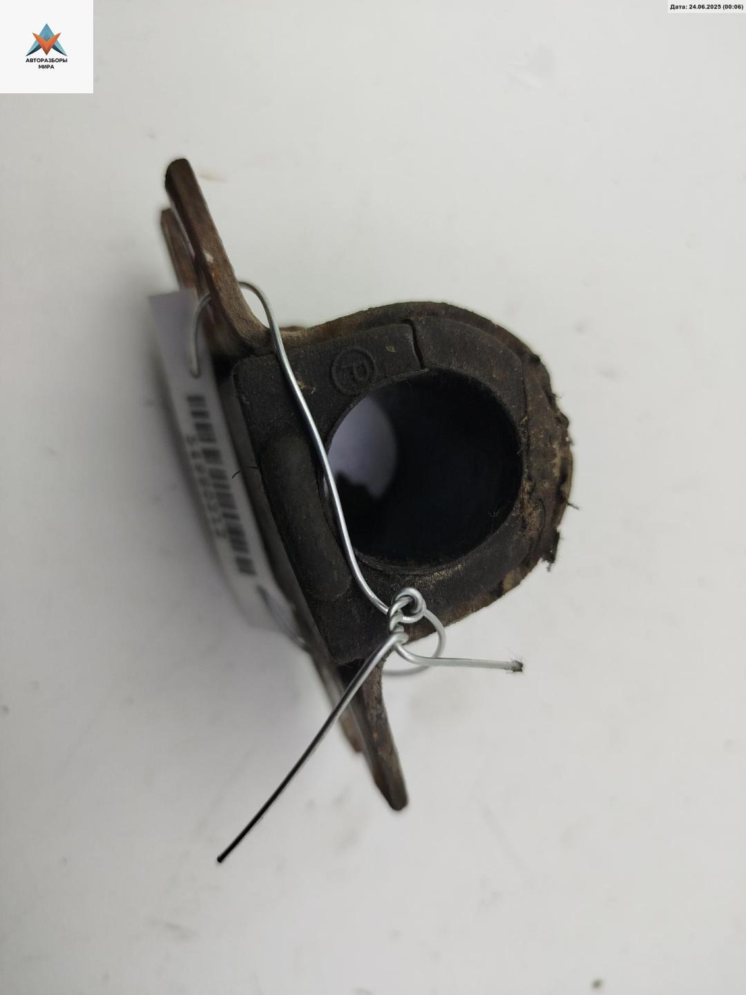 крепление стабилизатора / втулки стабилизатора Opel Combo 3 поколение (C) 2002, 1.6 л., бензин, МКПП, серый, фургон, 24406498 - фото №1