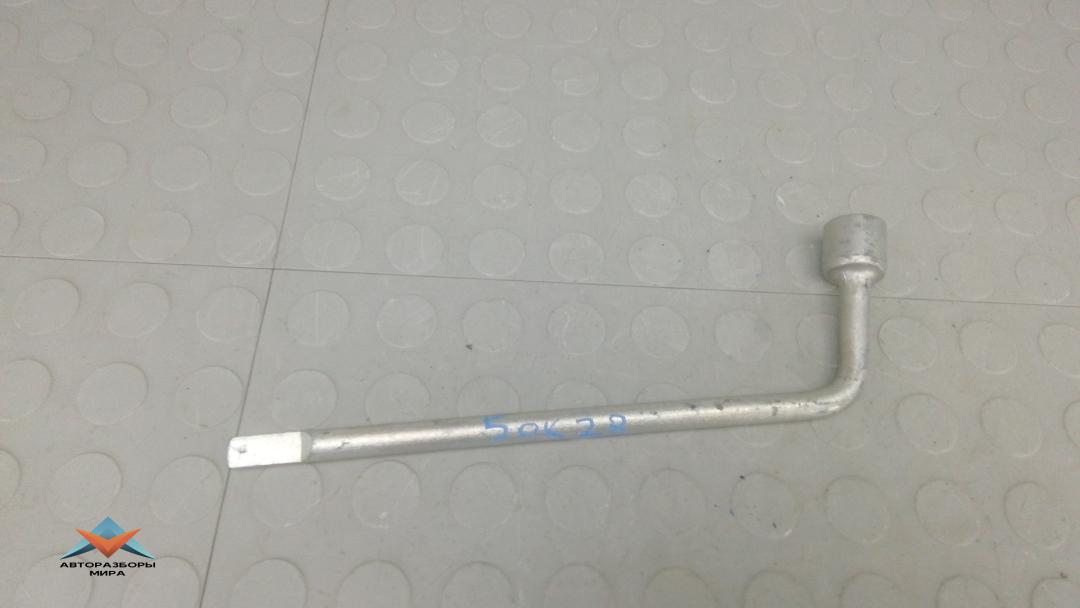 ключ колесный (балонный) Toyota RAV4 3 поколение (XA30) 2007, 2.2 л., D-CAT, дизель, МКПП, внедорожник 5 дв. - фото №1