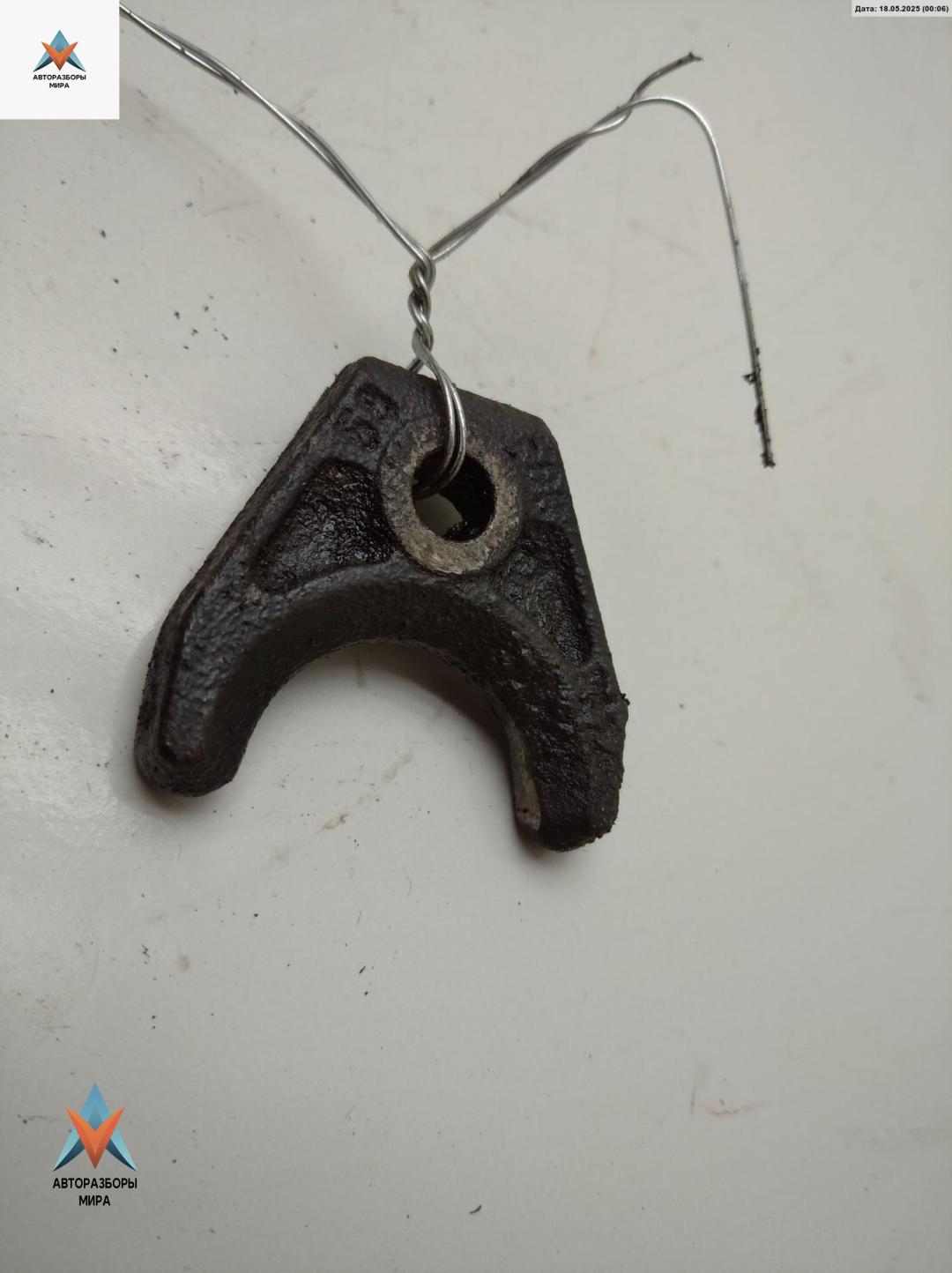 кронштейн (крепление) Volkswagen Transporter T4 1993, 1.9 л., дизель, МКПП, белый, микроавтобус, 08905251 - фото №1