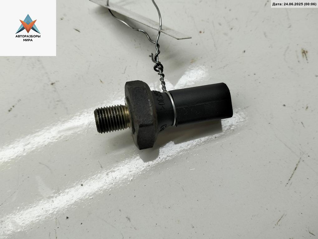 датчик давления масла Volkswagen Golf 4 поколение 1999, 1.6 л., бензин, МКПП, чёрный, хетчбэк 3 дв., 06A919081A - фото №1