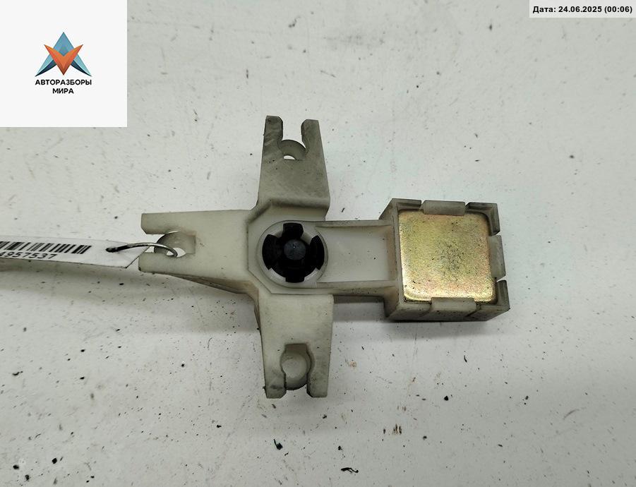 кронштейн (крепление) Volkswagen Passat B5 1998, 1.9 л., дизель, МКПП, синий, седан, 3B0839833 - фото №1