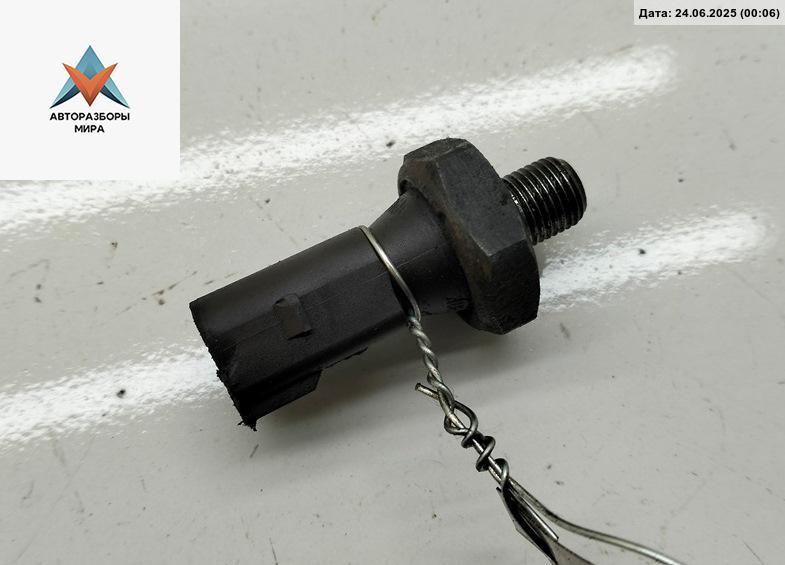 датчик давления масла Volkswagen Passat B6 2010, 2.0 л., дизель, МКПП, серый, универсал - фото №1