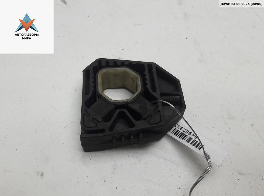 кронштейн радиатора Volkswagen Passat B6 2005, 2.0 л., дизель, МКПП, серый, универсал, 1K0121367D - фото №1