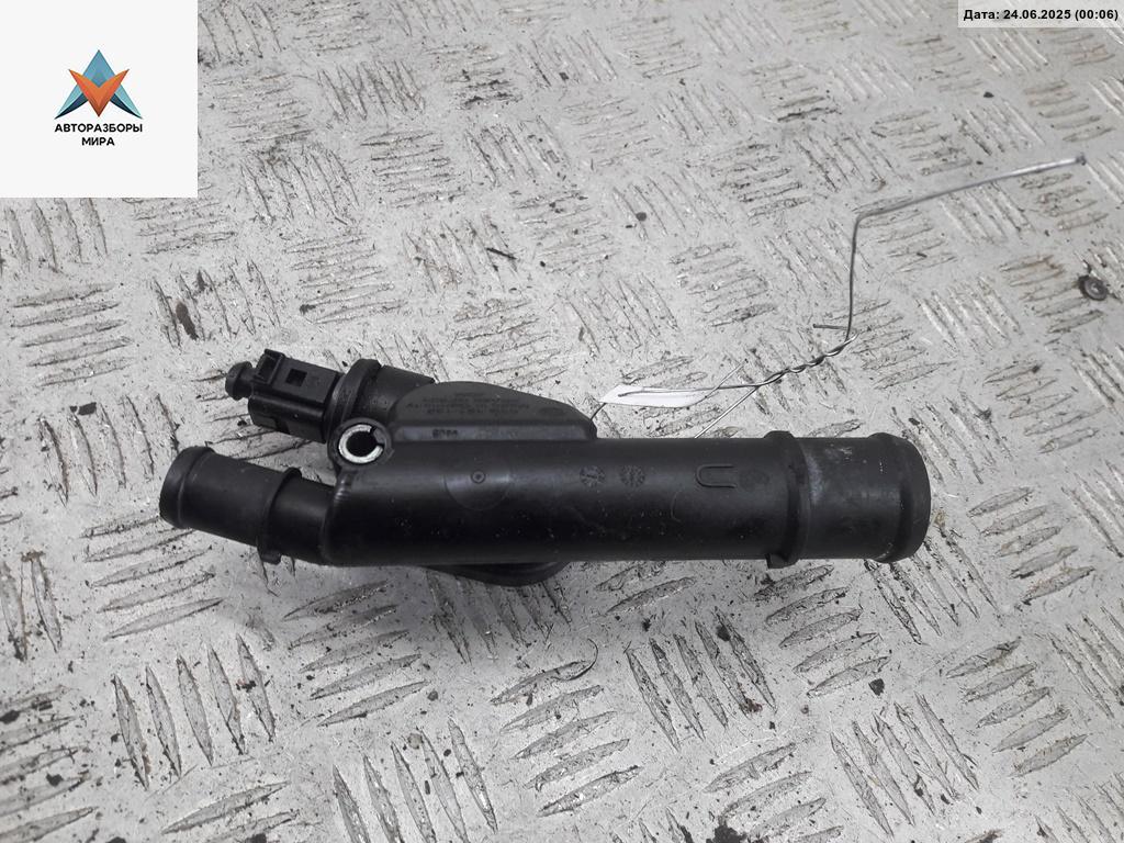 фланец (тройник) системы охлаждения Volkswagen Golf 5 поколение 2006, 2.0 л., дизель, АКПП, красный, хетчбэк 5 дв., 03G121132 - фото №1