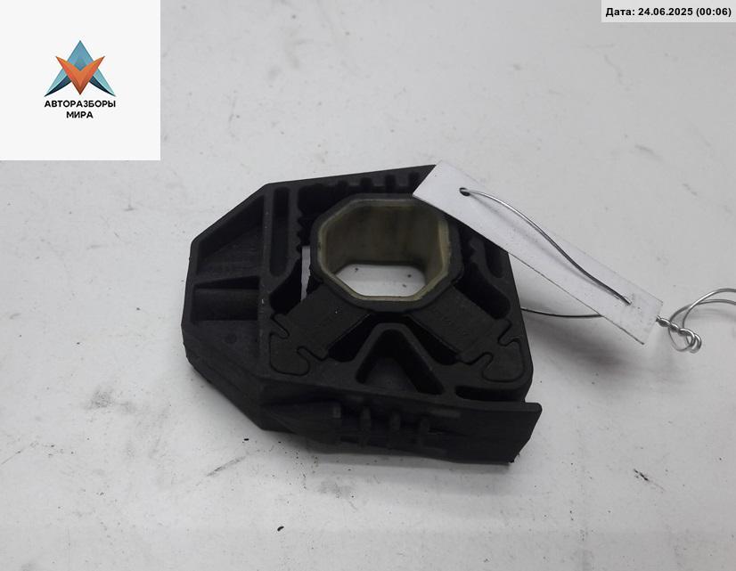 кронштейн радиатора Volkswagen Golf 5 поколение 2006, 2.0 л., дизель, АКПП, красный, хетчбэк 5 дв., 1K0121367D - фото №1