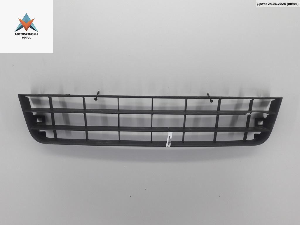 заглушка (решетка) в бампер Volkswagen Golf 5 поколение 2006, 2.0 л., дизель, АКПП, красный, хетчбэк 5 дв., 1K0853677A - фото №1