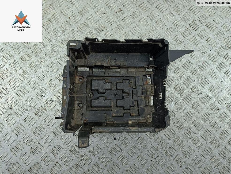 крепление аккумулятора Peugeot 207 1 поколение 2007, 1.6 л., бензин, МКПП, серый, кабриолет - фото №1