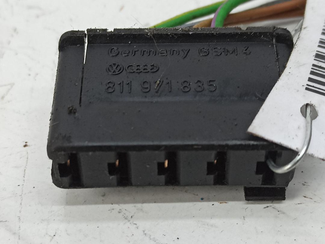 разъем (фишка) проводки Audi A6 C5 1997, 1.8 л., Ti, бензин, МКПП, серый, седан, 811971835