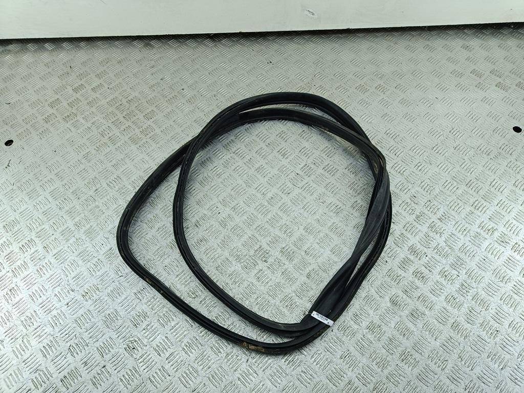Уплотнитель крышки (двери) багажника Mercedes-Benz M-Class ML W164 2006, 4.0 л., дизель, АКПП, чёрный, внедорожник 5 дв.