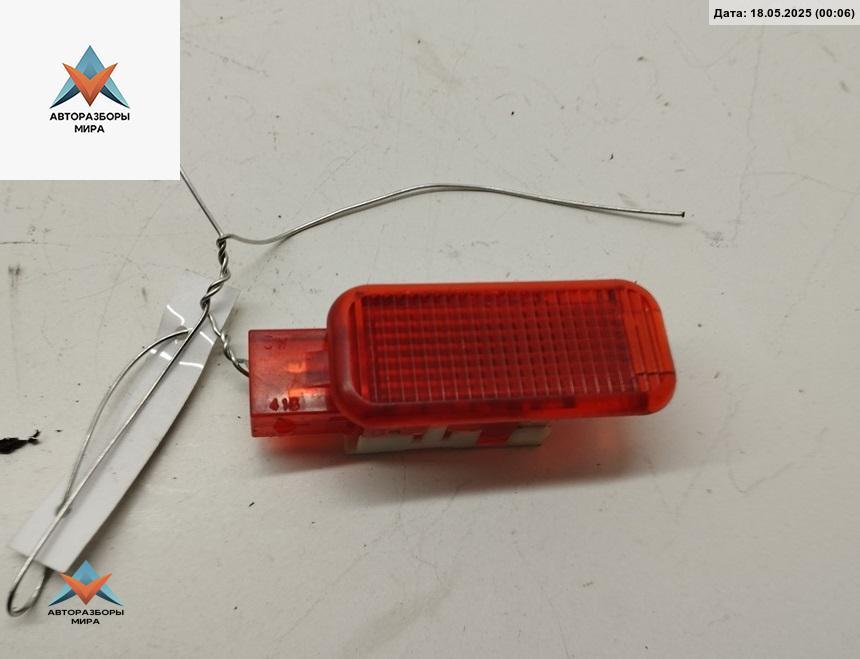 фонарь салона (плафон) Audi A6 4F/C6 2004, 3.2 л., бензин, АКПП, чёрный, седан, 8D0947411 - фото №1