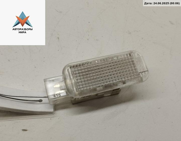 фонарь салона (плафон) Audi A6 4F/C6 2004, 3.2 л., бензин, АКПП, чёрный, седан, 8D0947415 - фото №1