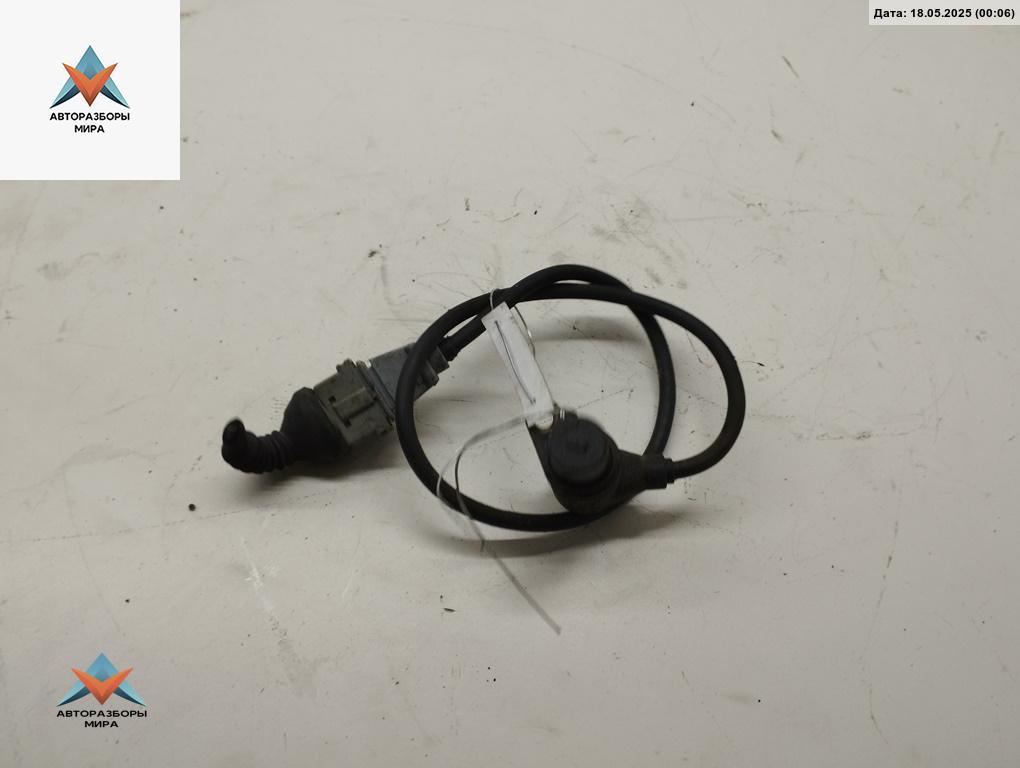 датчик коленвала Audi A4 B5 1995, 1.6 л., бензин, МКПП, красный, седан - фото №1