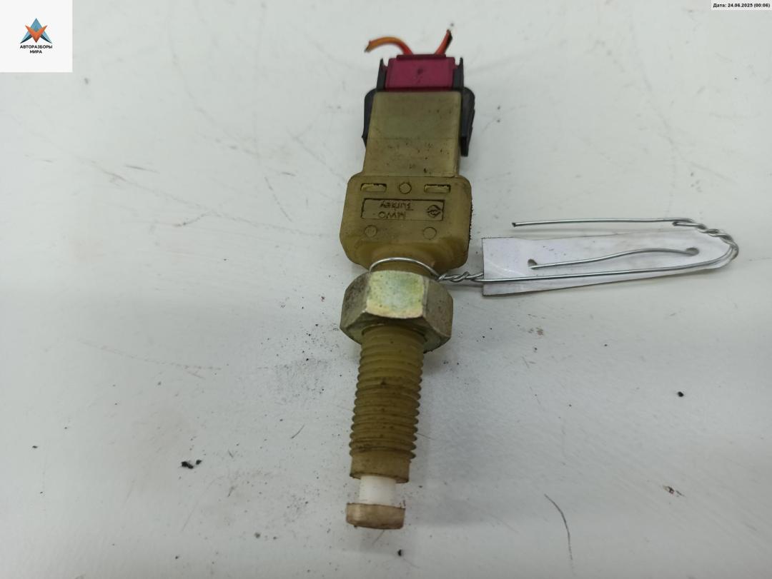 Датчик (включатель) стоп-сигнала Audi A6 4B/C5 1997, 1.8 л., Ti, бензин, МКПП, серый, седан, 443945515 - фото №1