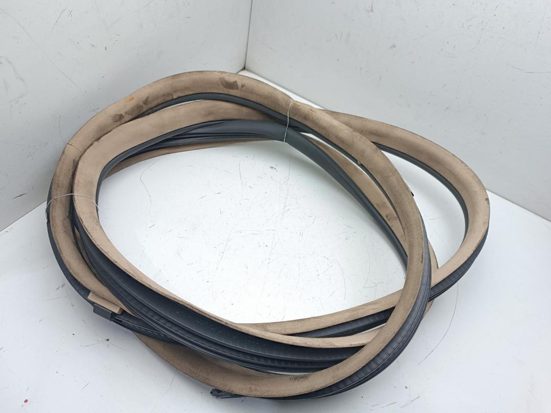 уплотнитель двери Mercedes-Benz M-Class ML W164 2006, 4.0 л., дизель, АКПП, чёрный, внедорожник 5 дв., 164690398