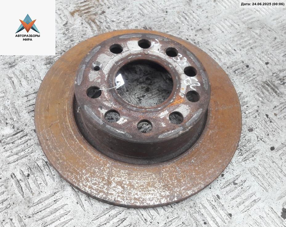 диск тормозной задний Volkswagen Golf 5 поколение 2005, 1.6 л., бензин, МКПП, синий, хетчбэк 5 дв. - фото №1